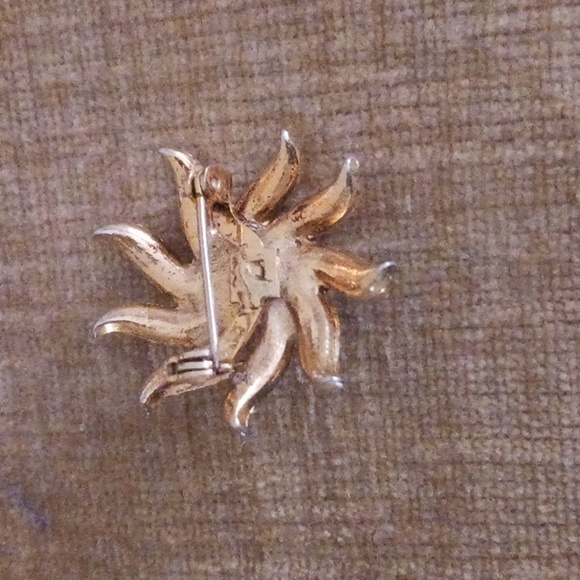 Gold Tone Faux Pearl Sunburst Flower Pin - Picture 2 of 4